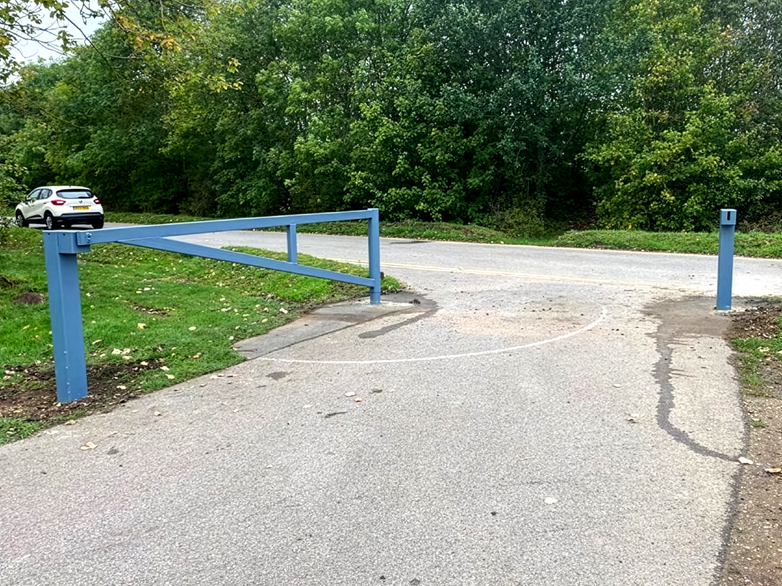 Secure hingeless barrier gate with anti-vandal design