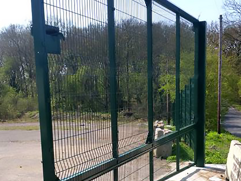 Heavy Duty Mesh Gates with Wheel Support